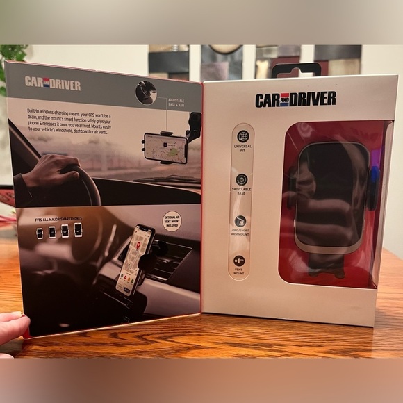 Car and Driver Wireless Charging Kit with Auto Adjusting Mount - Picture 10 of 14